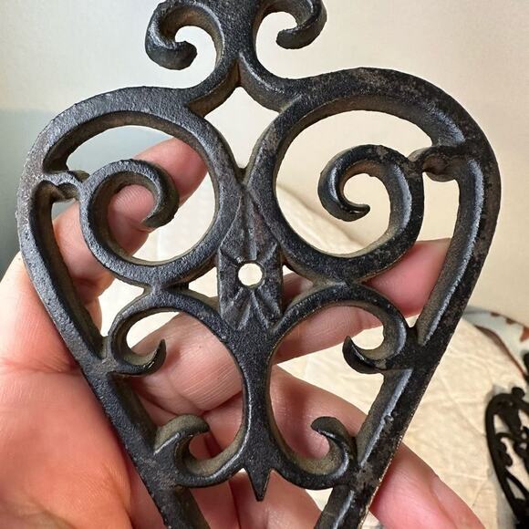 Vintage Cast Iron Trivets (4) Rare Farmhouse Kitchen Decor Country Living Decor - Picture 14 of 16